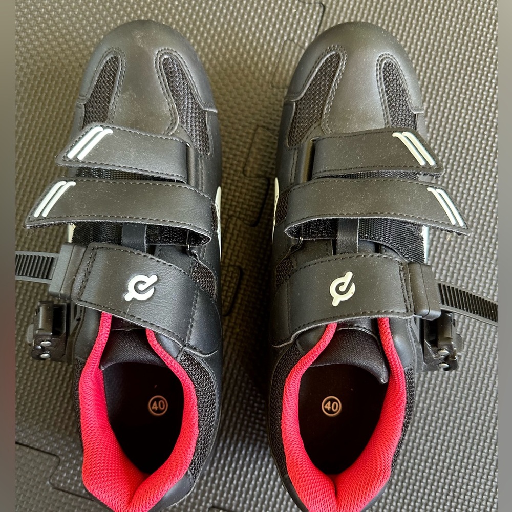 Peloton cycling shoes. Men’s 7/Women’s 9 (size 40)